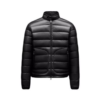 Giubbino ACORUS, di Moncler, da uomo, colore nero. Realizzato in longue saison. Fodera in longue saison. Imbottitura in piuma. Chiusura con zip. Tasche con zip. Collo e polsi con bottone automatico. Iconico feltrino. 