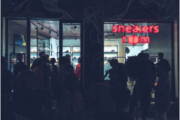 yeezy italia store